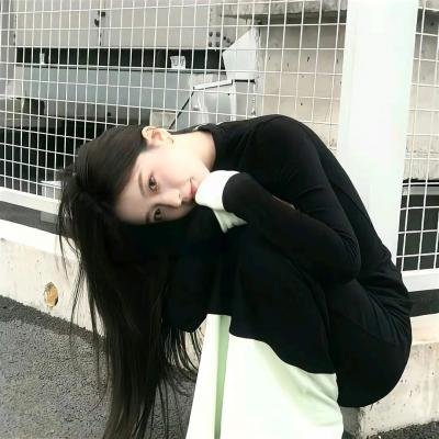 三个带面纱的女子